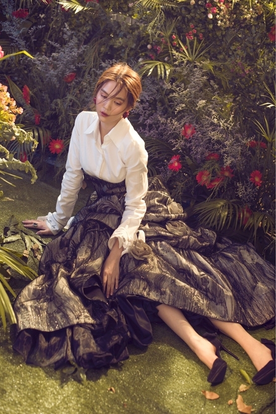 Ngọc Trinh hóa công chúa trong rừng